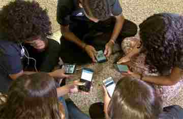  Comissão de Educação aprova projeto que proíbe celular em escolas 